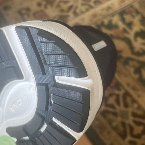 COPY - Brooks athletic / running shoe Like new/ DYAD/smoke free home - Picture 2 of 4